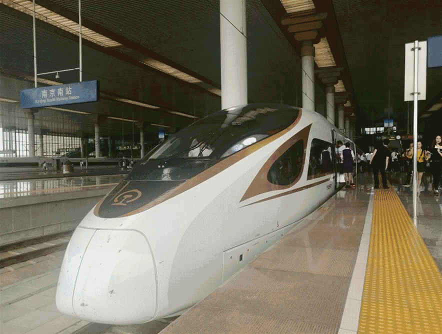 中國(guó)最牛動(dòng)車“復(fù)興號(hào)”,可以用手機(jī)數(shù)據(jù)線給手機(jī)充電的動(dòng)車