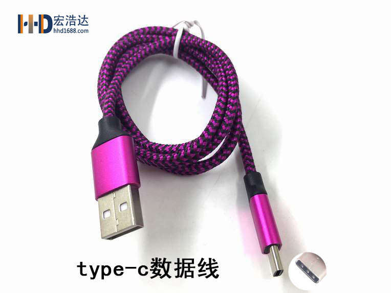 數(shù)據(jù)線是4芯的，具有充電和傳輸數(shù)據(jù)的功能