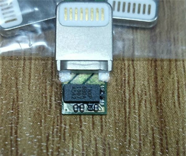 新的接頭與此前iPhone數(shù)據(jù)線(xiàn)有很大不同 新的接頭與此前iPhone數(shù)據(jù)線(xiàn)有很大不同