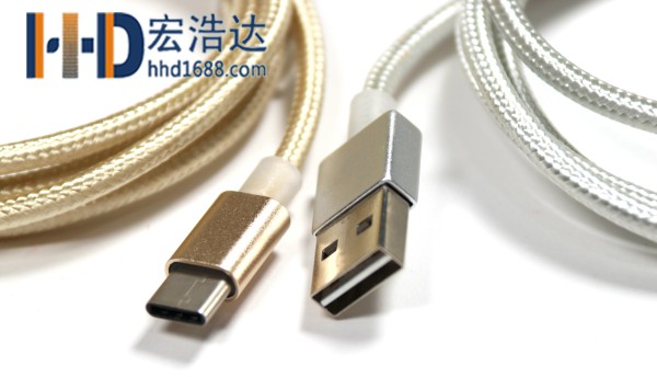立式注塑機是主要的數(shù)據(jù)線生產設備之一
